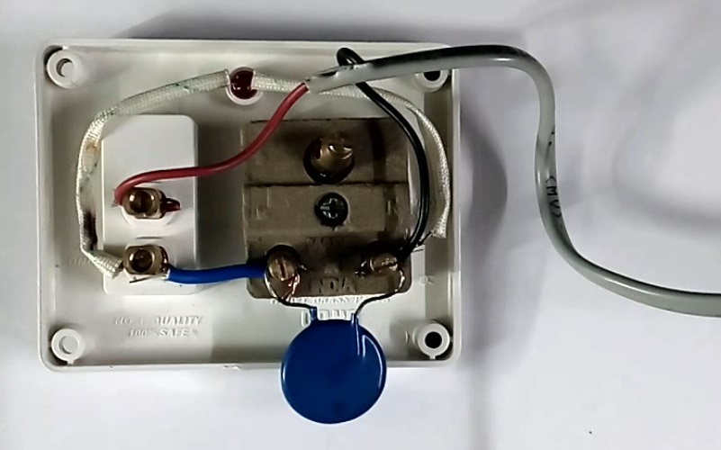 Metal oxide Varistor connection inside an extension board
